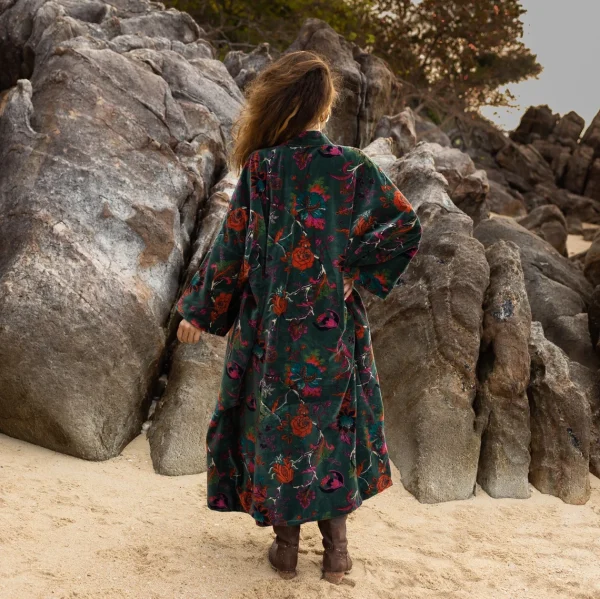 MAI Velvet Kimono: An Exemplary Fusion of Opulence and Artistry – Elevate Your Wardrobe with this Symbol of Refined Bohemian Fashion