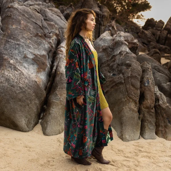 MAI Velvet Kimono: An Exemplary Fusion of Opulence and Artistry – Elevate Your Wardrobe with this Symbol of Refined Bohemian Fashion - Image 3