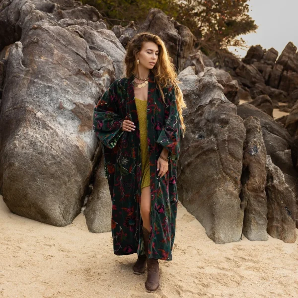 MAI Velvet Kimono: An Exemplary Fusion of Opulence and Artistry – Elevate Your Wardrobe with this Symbol of Refined Bohemian Fashion