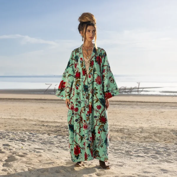 MAI Velvet Kimono: An Exemplary Fusion of Opulence and Artistry – Elevate Your Wardrobe with this Symbol of Refined Bohemian Fashion