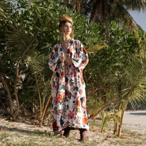 MAI Velvet Kimono: An Exemplary Fusion of Opulence and Artistry – Elevate Your Wardrobe with this Symbol of Refined Bohemian Fashion