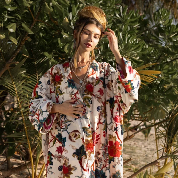 MAI Velvet Kimono: An Exemplary Fusion of Opulence and Artistry – Elevate Your Wardrobe with this Symbol of Refined Bohemian Fashion - Image 2