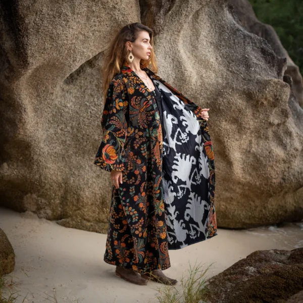 MAI Velvet Kimono: An Exemplary Fusion of Opulence and Artistry – Elevate Your Wardrobe with this Symbol of Refined Bohemian Fashion