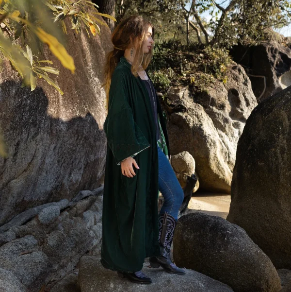 Mai Velvet Kimono: Embrace the Velvet Dream – Exceptionally Handcrafted, Timelessly Stylish, and Thoughtfully Designed for All Body Types