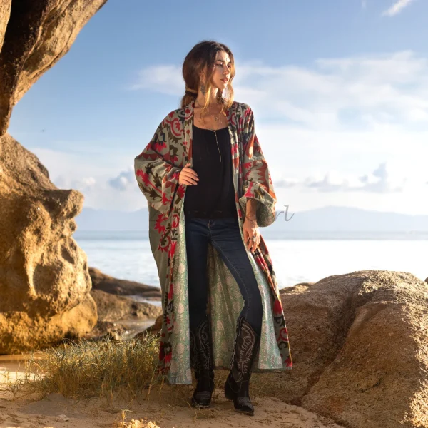 Mai Velvet Kimono: Embrace the Velvet Dream – Exceptionally Handcrafted, Timelessly Stylish, and Thoughtfully Designed for All Body Types